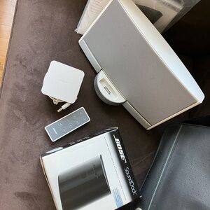 Bose white & grey SoundDock with Remote and Adapter portable digital music